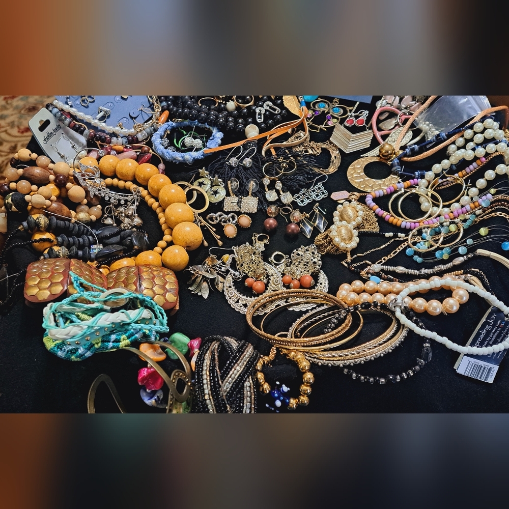 3.2 Lbs Gold And Silver Jewlery Lot
